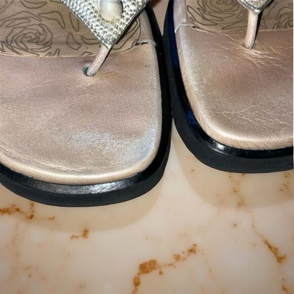 Taryn Rose Tyra Crinkle Metallic Leather Sandals Silver/Tan Size 38.5 US 8 - Picture 4 of 5